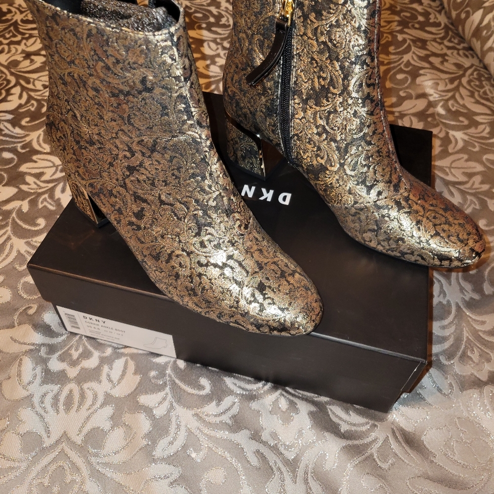 DKNY CORRIE ANKLE BOOT